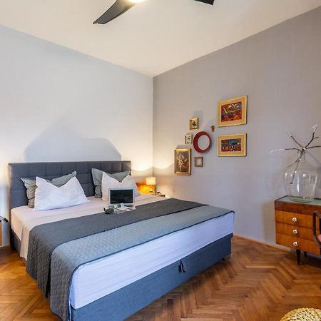 Apartment Lota With Heated Pool On Top Location Supetar Ngoại thất bức ảnh