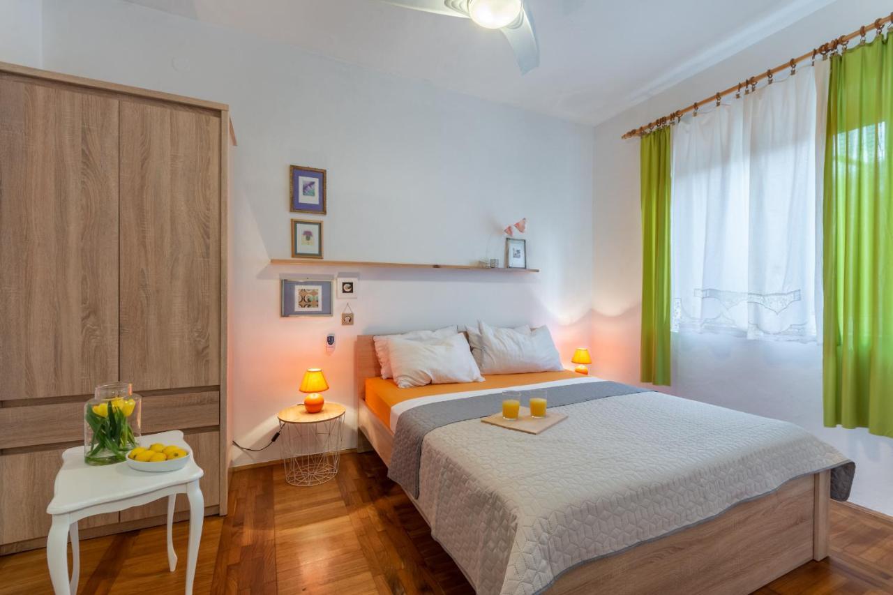Apartment Lota With Heated Pool On Top Location Supetar Ngoại thất bức ảnh