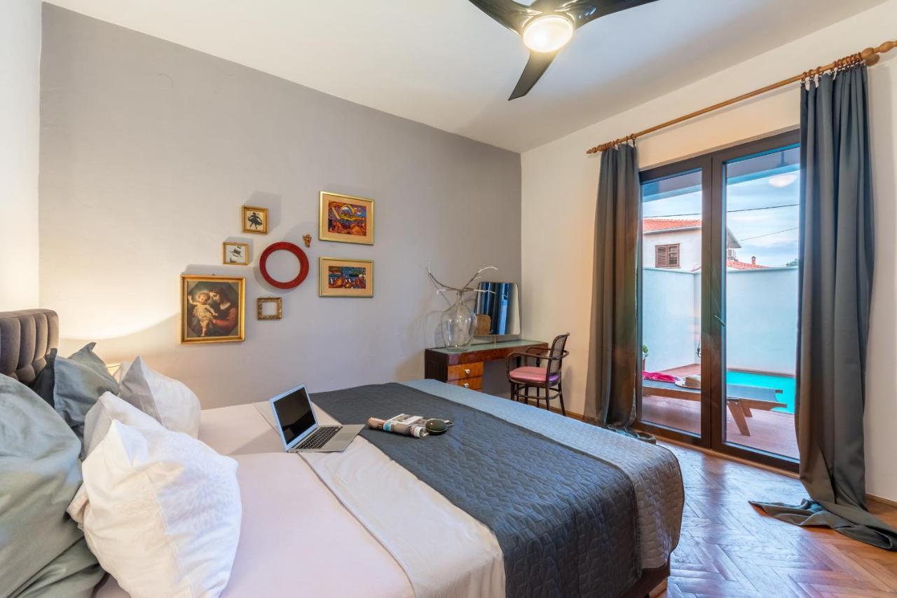 Apartment Lota With Heated Pool On Top Location Supetar Ngoại thất bức ảnh