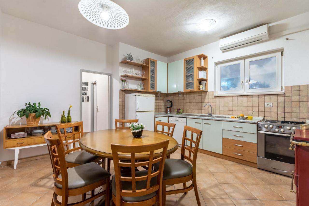 Apartment Lota With Heated Pool On Top Location Supetar Ngoại thất bức ảnh