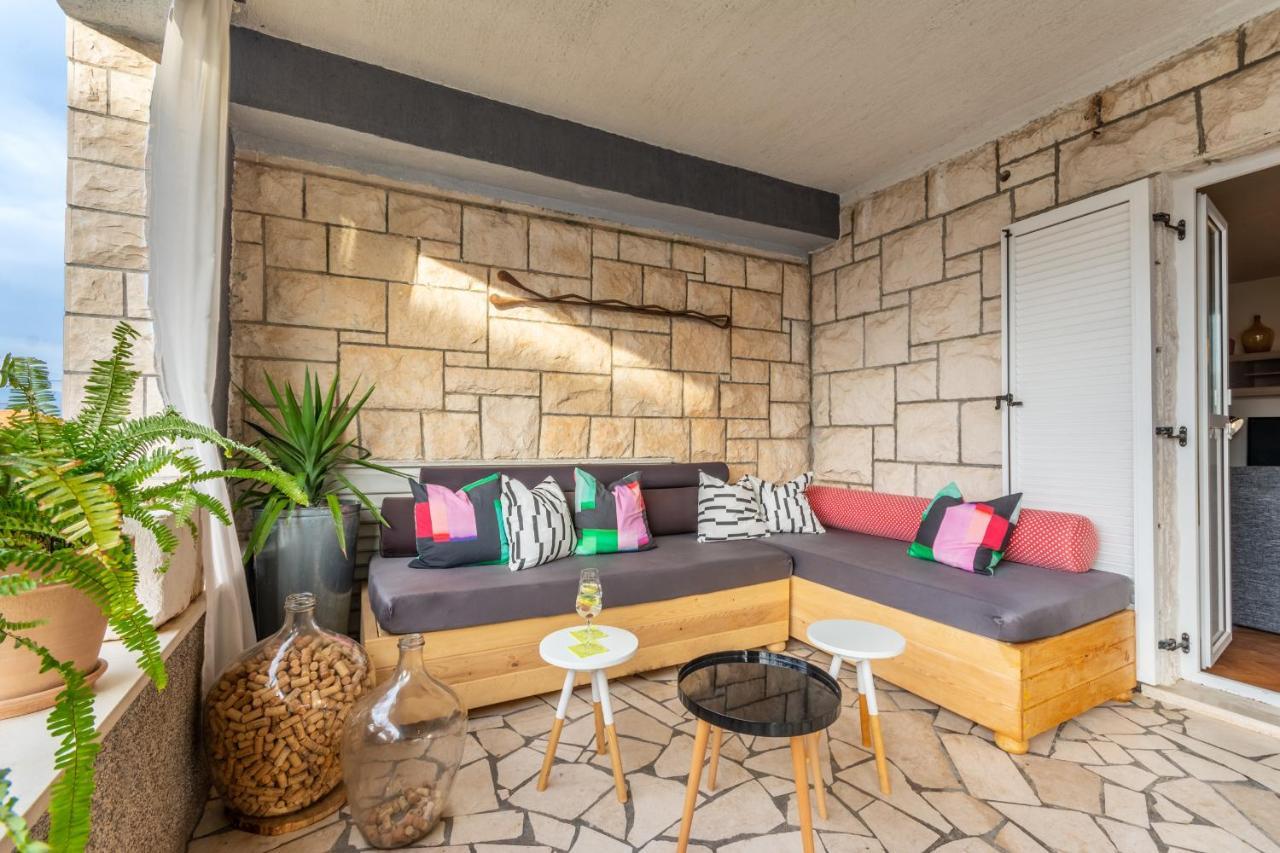 Apartment Lota With Heated Pool On Top Location Supetar Ngoại thất bức ảnh