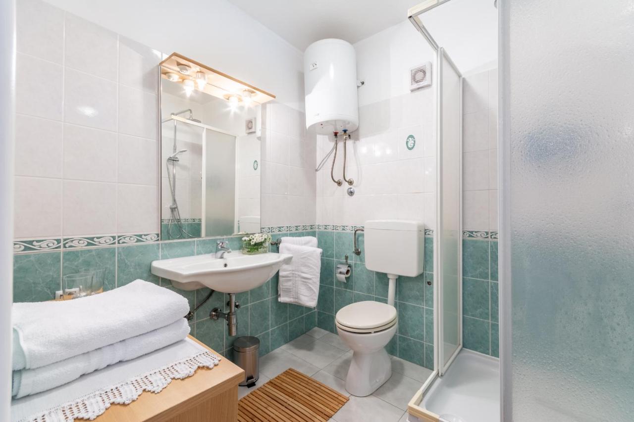 Apartment Lota With Heated Pool On Top Location Supetar Ngoại thất bức ảnh