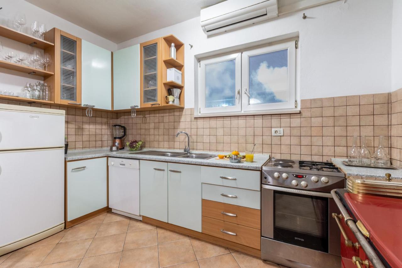 Apartment Lota With Heated Pool On Top Location Supetar Ngoại thất bức ảnh